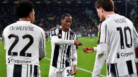 石宇奇击败队友李诗沣，决赛挑战全英赛男单金牌得主